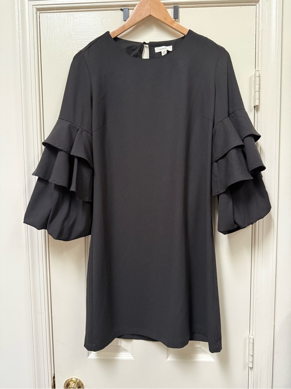 Gilli Black Ruffle-Sleeve Scoop Neck Shift Dress Keyhole Back Size Medium